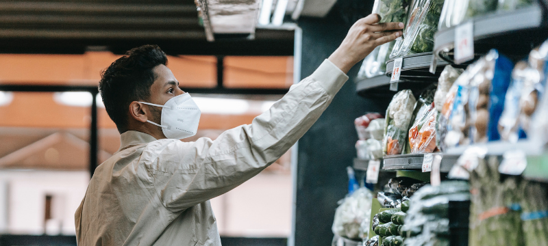 Man wearing KN95 shopping in grocery store