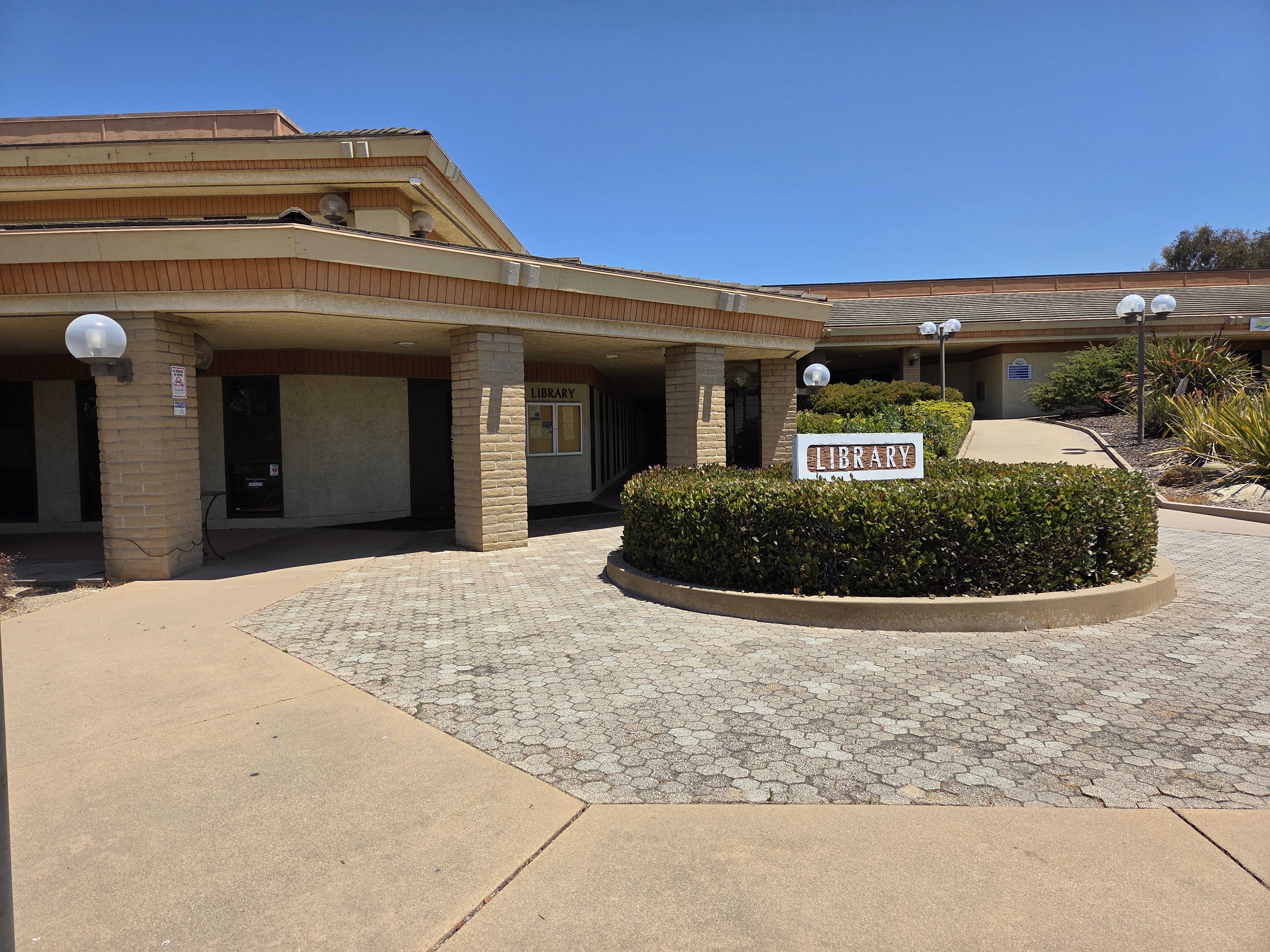 Entrance of the Arroyo Grande library before remodel